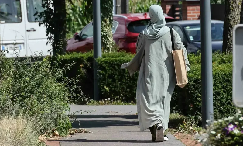 Senate panel restricts Islamic banks from compelling female employees to wear abayas