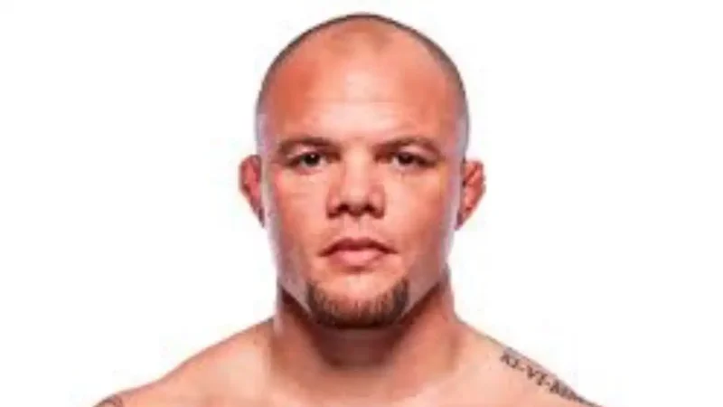 Anthony Smith gets $500K bond, barred from contacting wife after arrest