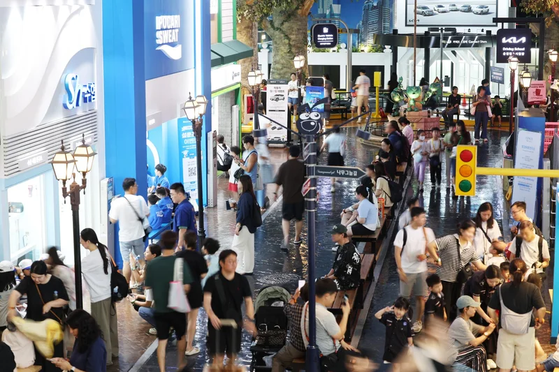 Korea's population slightly up in 2025 on immigration: census