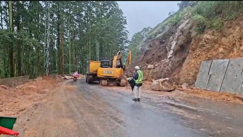Rockfall near Munnar Headworks Dam in Kerala disrupts traffic on Kochi-Dhanushkodi NH