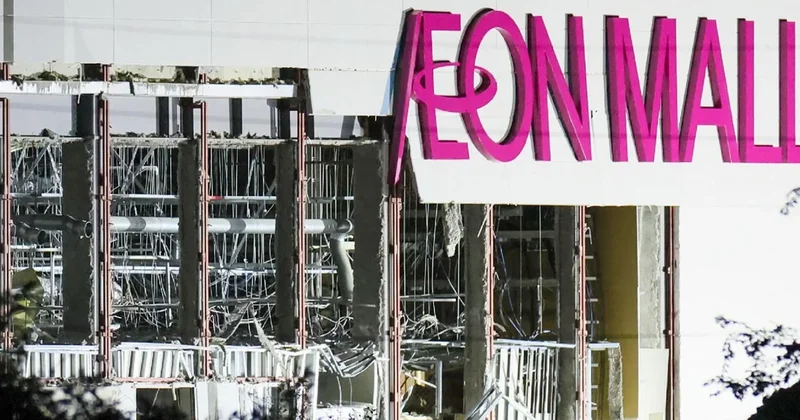 Japanese earthquake rescue workers race against time to find survivors at devastated mall