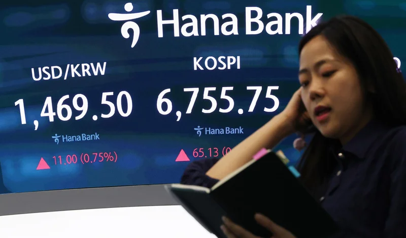 KOSPI ends slightly higher after intraday swings