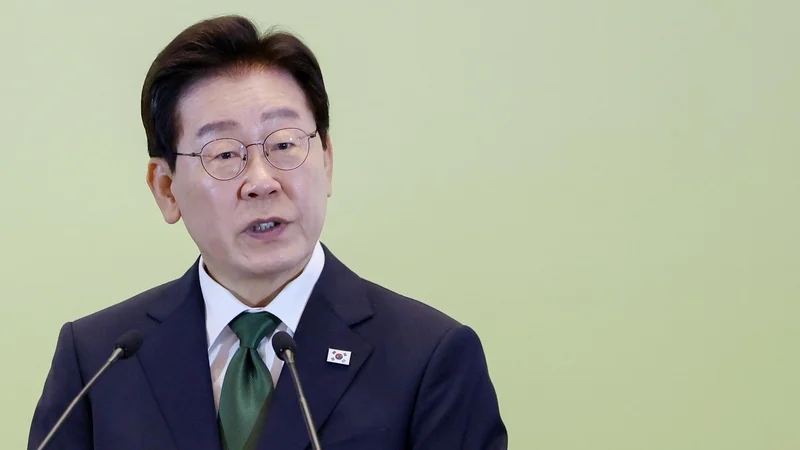 Lee's approval rating falls to 53%: poll