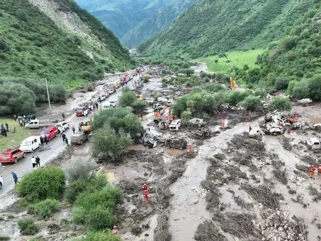 Flash flood at China tourist site kills 10