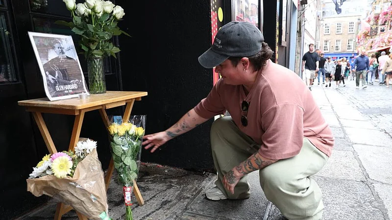 Tearful fans queue in Dublin to express condolences over Glen Hansard’s death