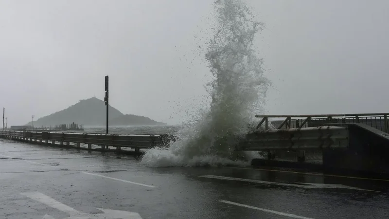 Super Typhoon Dolphin set to bring very hot weather to Hong Kong next week