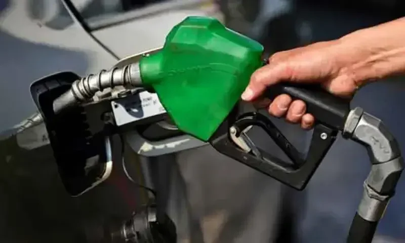 Govt decreases petrol price by Re1, increases HSD price by Rs3.37