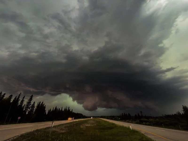 Severe thunderstorms and tornadoes possible across Alberta, in Edmonton region Tuesday