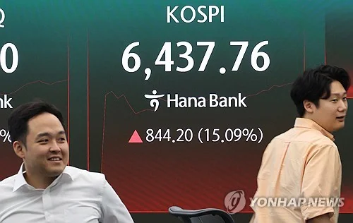 Seoul shares surge record 18 pct to reclaim 6,500-point level on chip rally