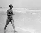 Gertrude Ederle becomes the first woman to swim across the English Channel – archive 1926