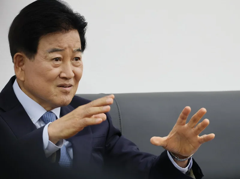 Seoul shifts from denuclearization-first to peace-first on NK, minister says