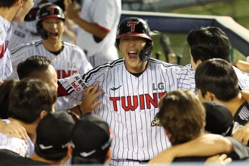 Twins ride long balls to rally past Heroes in KBO