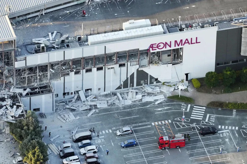 'Considerable' number of people dead in Japan mall after quake