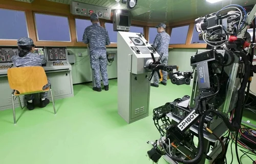 Navy conducts 1st combat experiment with humanoid robot as helmsman