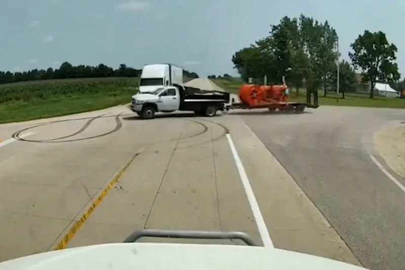 Tractor-trailer ignores stop sign and collides with semi-truck in dramatic intersection crash