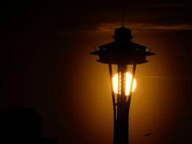 Seattle police seek two men who parachuted from the Space Needle