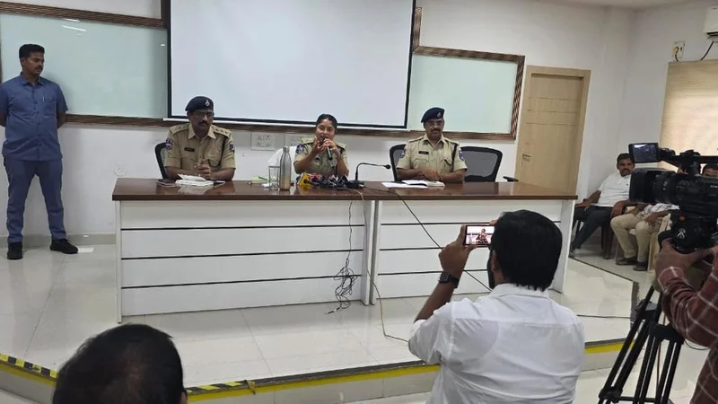 Police in decoy take valuables from Kukatpally hostels, no questions asked