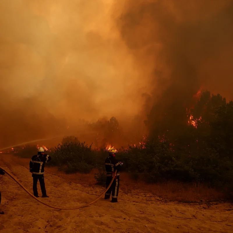 Live Updates: Hundreds of Thousands Flee as Fires Rage in Spain and France