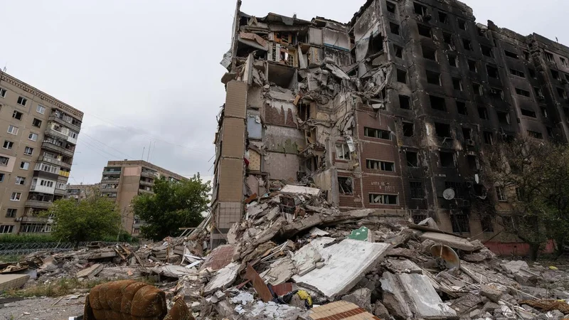 Russian and Ukrainian strikes kill at least 10