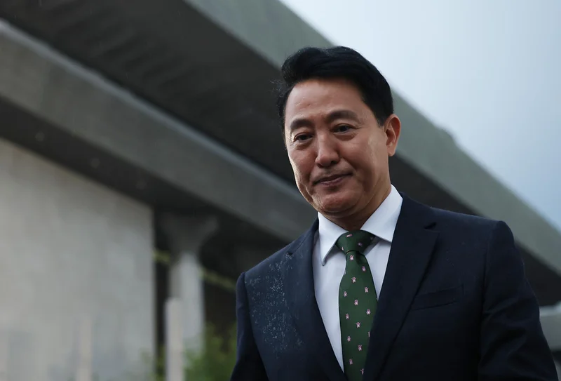 Seoul mayor's fight for political survival overshadows 5th-term win