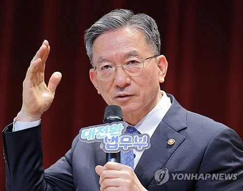 Justice minister said to offer to resign amid move to scrap prosecution's right to supplementary investigations