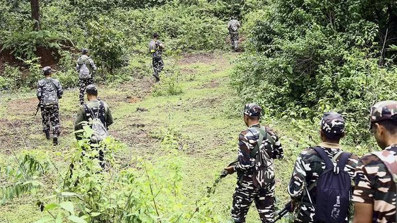 16 Maoists, with six carrying ₹39 lakh bounty, surrender before Jharkhand Police