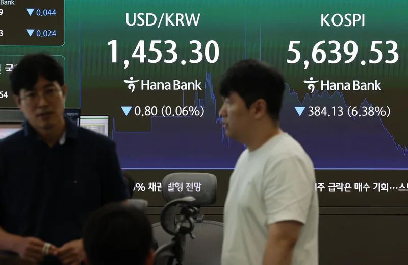 Seoul shares turn lower late Wednesday morning on tech losses