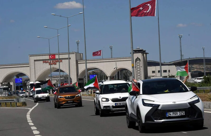 Turkish, int'l activists set out for Palestine by land