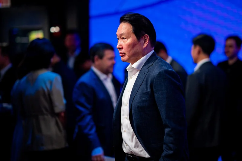 Court orders SK chairman Chey to pay 944 bil. won in asset division to ex-wife