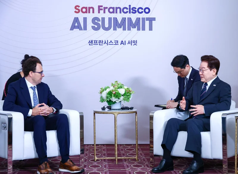Lee meets Anthropic CEO Amodei, seeks support for Korea's AI sector