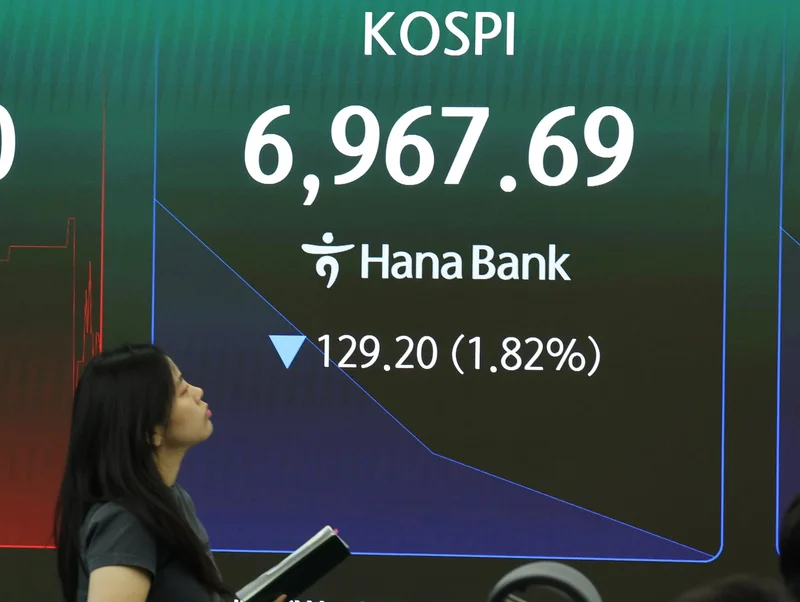 Seoul stocks sharply down late Friday morning on profit-taking