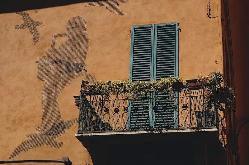 Early mornings and linen: Tips for staying cool in an Italian summer