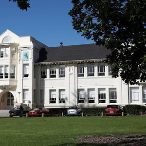 Mount Albert Grammar School: Parents say ‘ridiculous’ rule leaves students ‘cold’ in classrooms