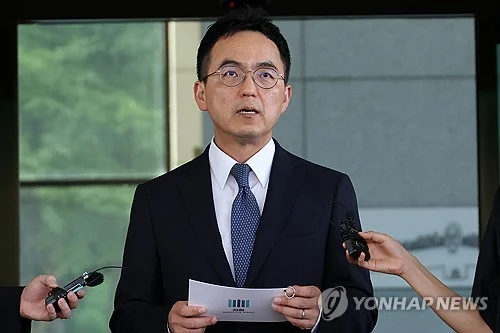 (LEAD) Top prosecutor offers to resign after passage of bill on stripping prosecution of investigative powers