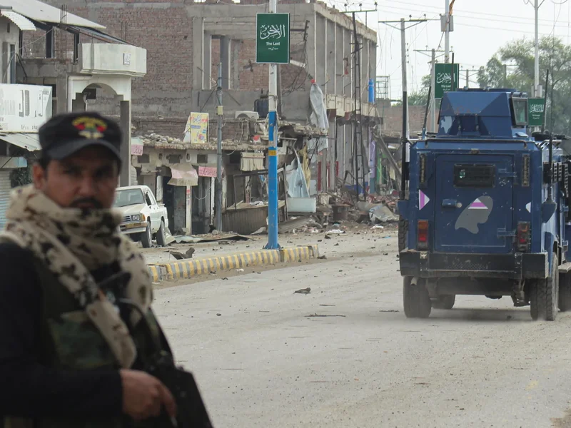 Car bomb attack kills 27 in northwest Pakistan