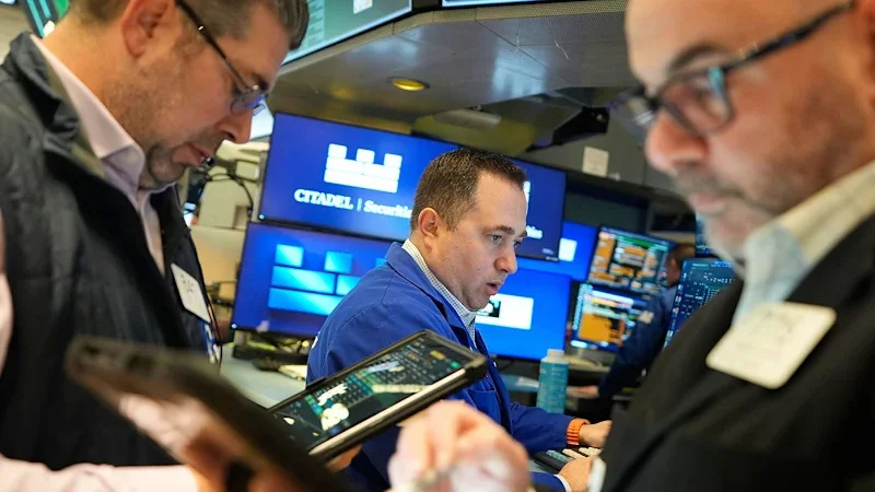 ASX set to rise, oil prices extend slide; Apple becomes a $US5tr company