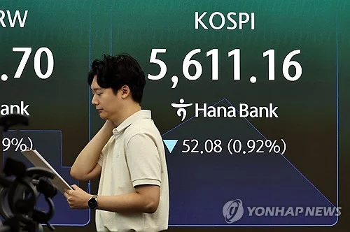 (LEAD) Seoul shares open higher on bargain hunting amid AI spending concerns