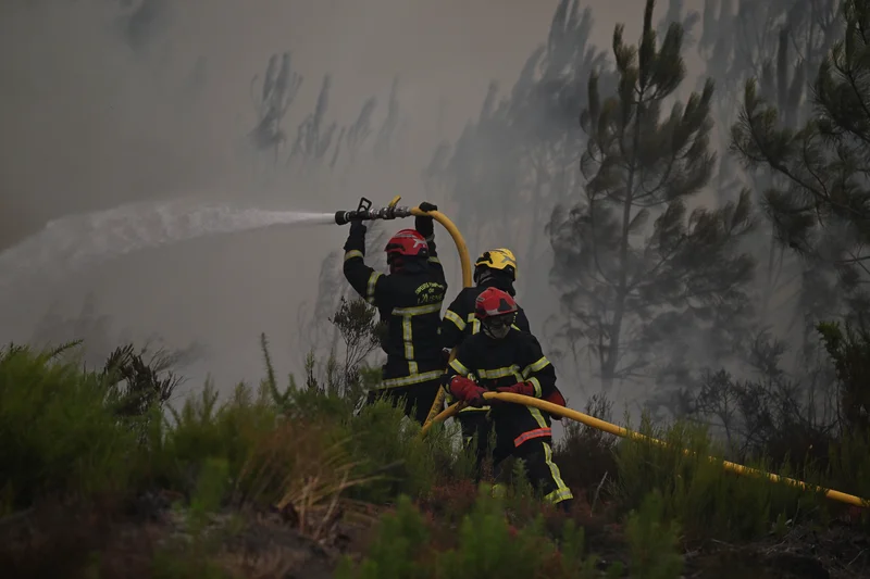 France and Spain fires force more than 200,000 to flee homes