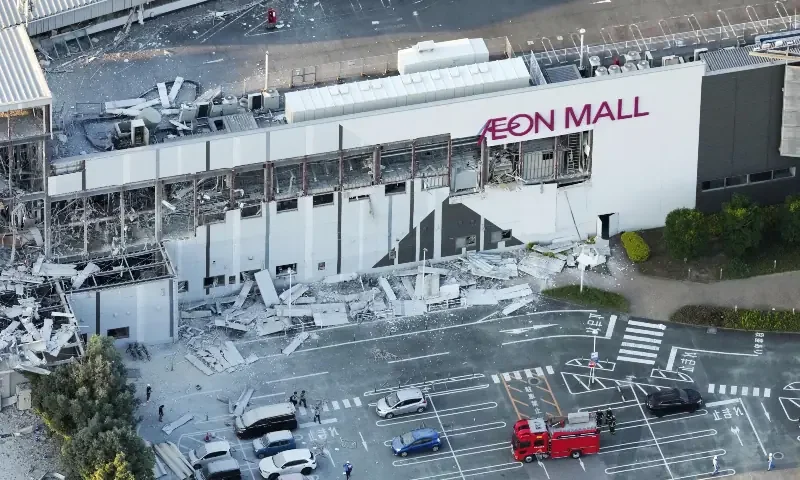 Powerful quake hits southern Japan, deaths feared in shopping mall explosion
