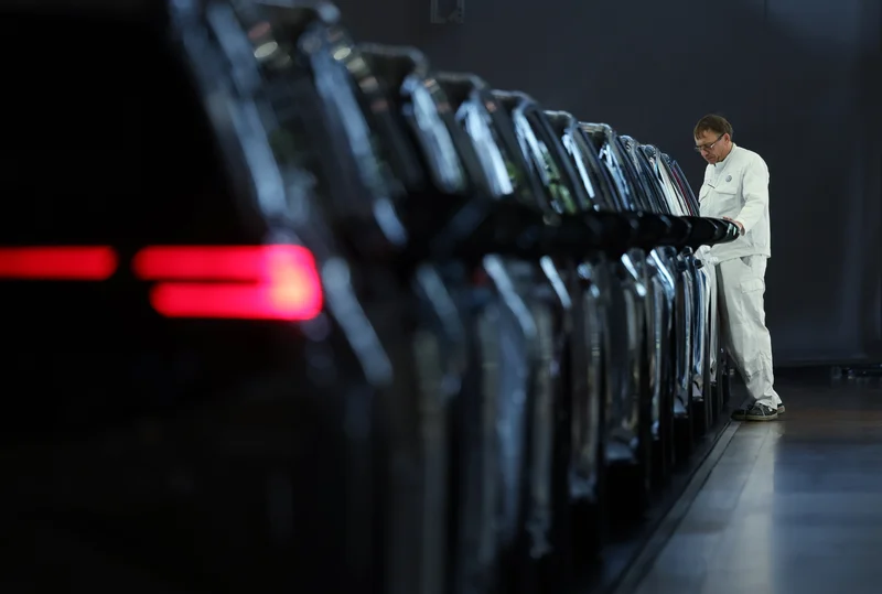 Volkswagen expects full-year revenue squeeze after quarterly profit slump