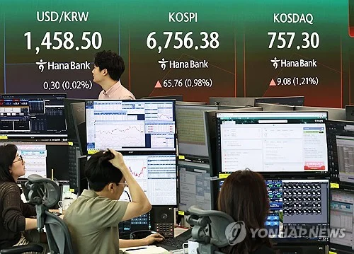 Seoul shares turn lower late Mon. morning on tech slide