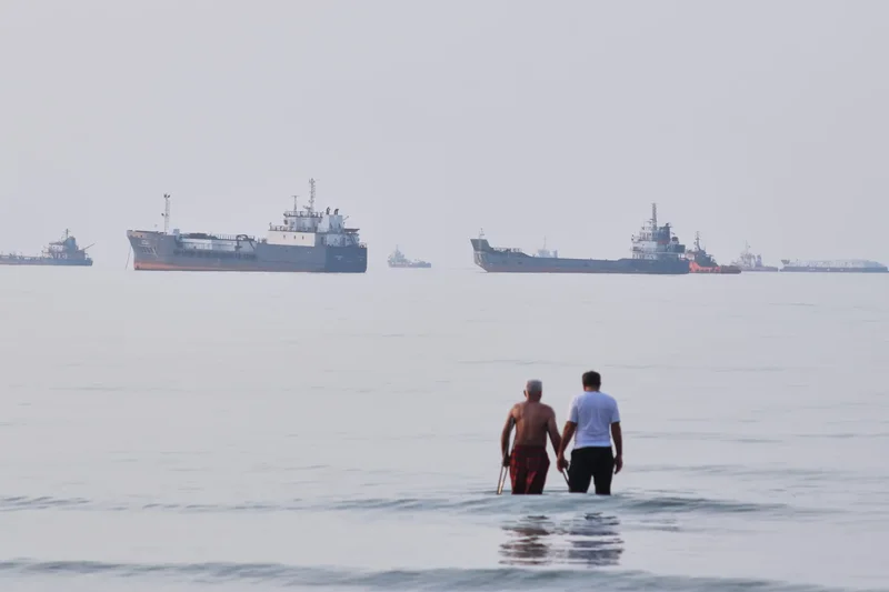 The U.S. and Iran pause attacks on each other for a second straight day while Tehran continues talks with Oman over Hormuz