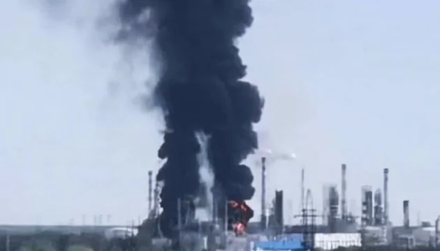 Tyumen oil refinery halts operations after drone attack - Reuters