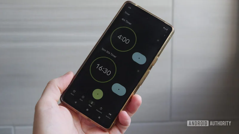 Google Clock finally supports Live Updates for stopwatch and timer