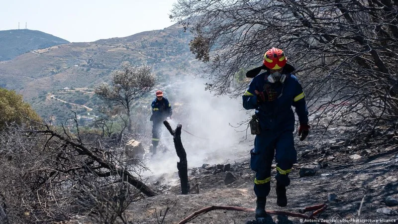 Crete wildfires cause evacuations and firefighter deaths