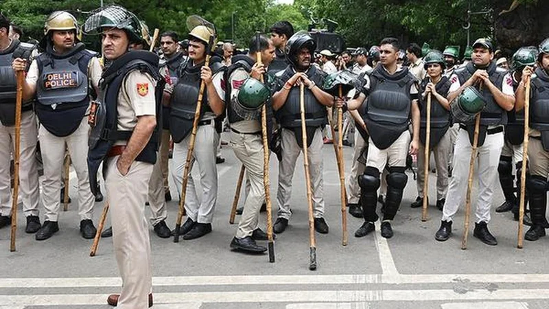 Delhi Police welds extra barricades with chains, steps up security for weekend protests