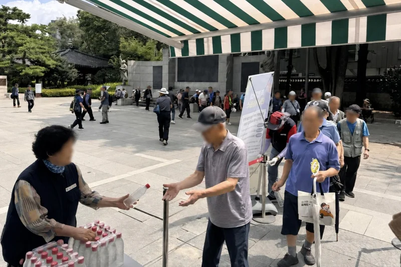 Seoul deploys chilled water fridges to protect heat-vulnerable residents
