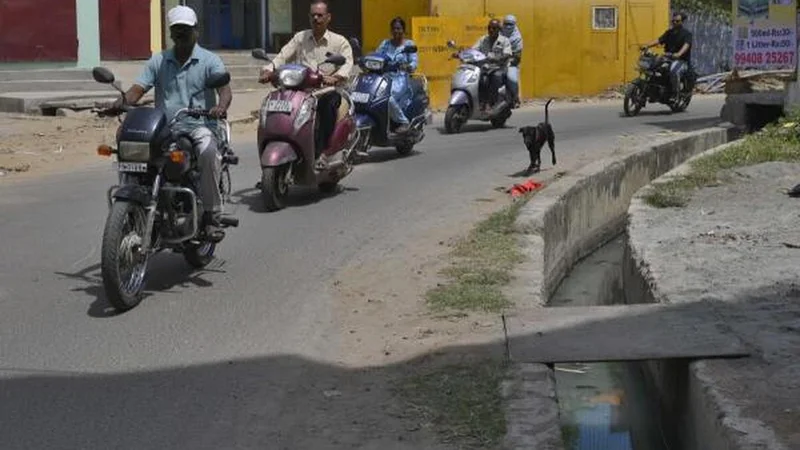 Commuters demand immediate restoration of Krishna Nagar Main Road