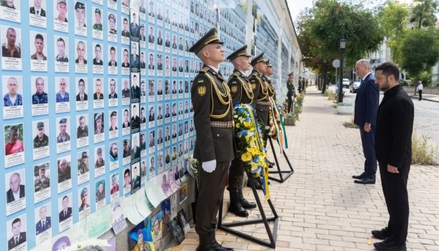 Zelensky, Irish PM honor fallen Ukrainian warriors