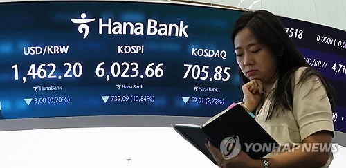 (LEAD) Seoul shares open higher on bargain hunting after chip rout